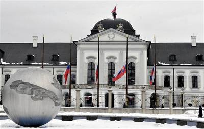 Vlajky vyvené na pl erdi ped Prezidentským palácem v Bratislav